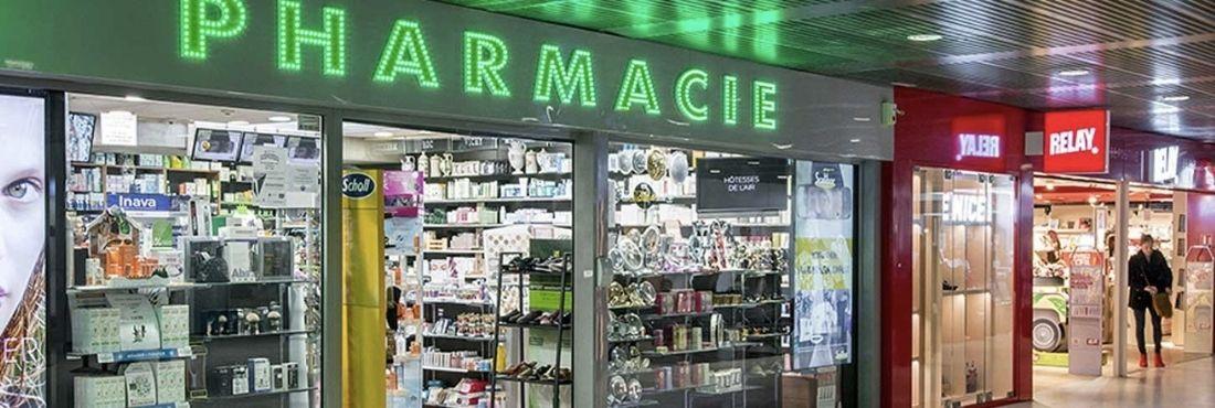 Avant la zone d’embarquement (pharmacie et relay)